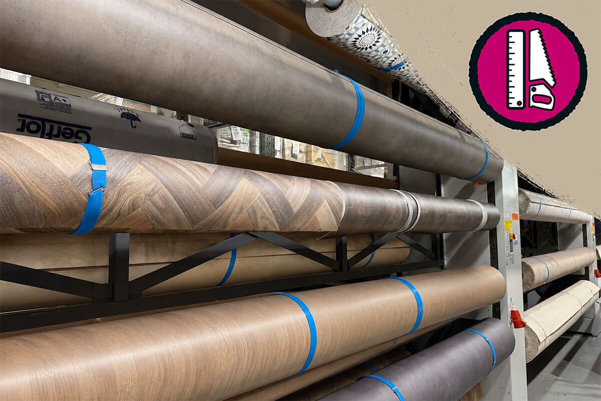Rollen vloerbedekking in houtlook en steenlook in een magazijnstelling, Gerflor Logo en symbool voor zaagservice.