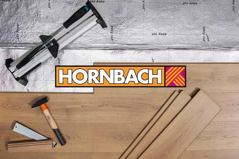 Laminaatvloer leggen met ondervloer, laminaatsnijder, hamer, aanslagijzer en slagblok. Hornbach Logo.