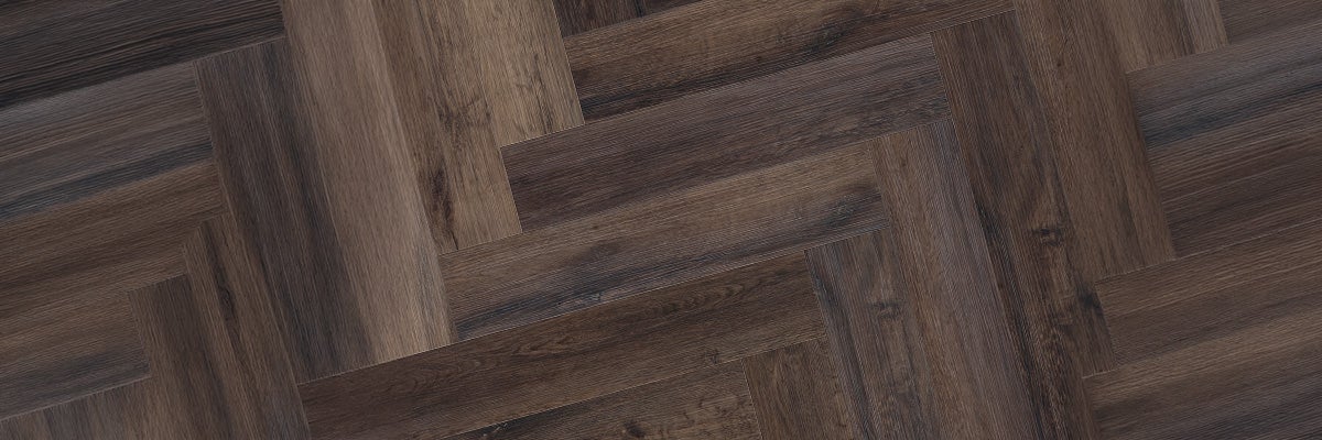 Donkere vinylvloer in visgraatpatroon met realistische houtlook