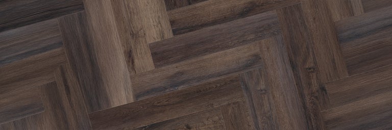 Donkere vinylvloer in visgraatpatroon met realistische houtlook
