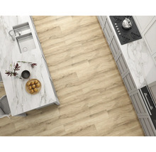 Lichte keuken met houten vloer, kookeiland en fornuis
