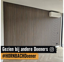 Woonkamer met wandpanelen van houten latten en airconditioning