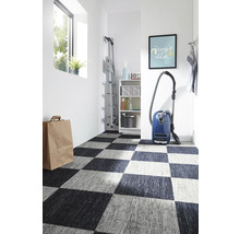 Kamer met dambordmotief vloerkleed, stofzuiger, ladder, plank en decoraties