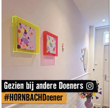 Hal met ingelijste foto's aan de muur
