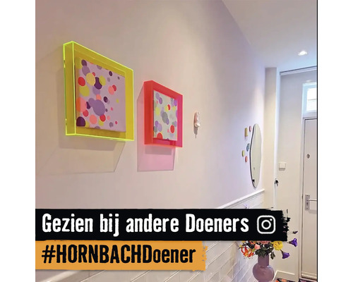 Hal met ingelijste foto's aan de muur