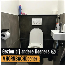 Moderne badkamer met toilet, wastafel en toiletpapierhouder