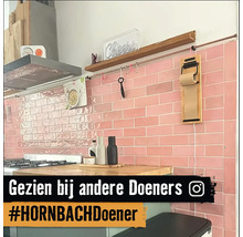 Keukenscène met roze wandtegels, opbergruimte en keukengerei