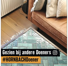 Close-up van een woonkamer met bank, houten vloer en tafel met betegeld oppervlak