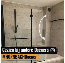 Moderne badkamer met douchewand, armaturen en LED-spiegel