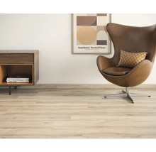 Interieur met laminaatvloer, fauteuil en bijzettafel