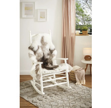 Scene met witte schommelstoel, imitatievacht, vloerkleed met patroon, bijzettafel en decoratie