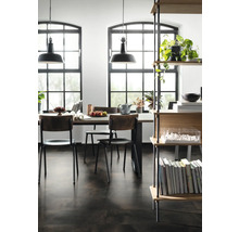 Lichte ruimte met eettafel, stoelen, hanglampen en een plank