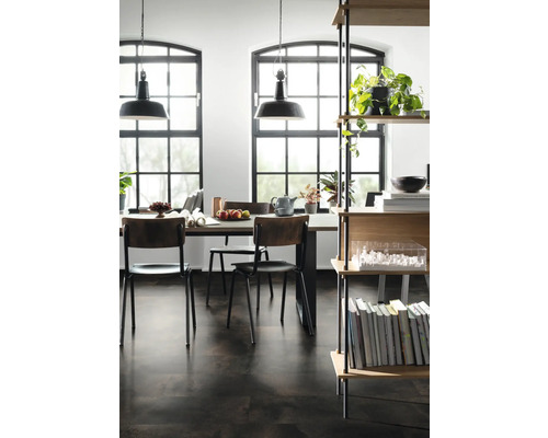 Lichte ruimte met eettafel, stoelen, hanglampen en een plank