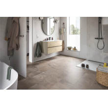 Lichte badkamer met wastafel, spiegel, douche en vloertegels in steenlook