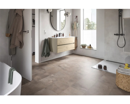 Lichte badkamer met wastafel, spiegel, douche en vloertegels in steenlook