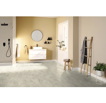 Lichte badkamer met douche, wastafel, spiegel, houten ladder en plantendecoratie.