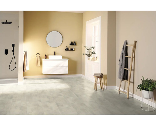 Lichte badkamer met douche, wastafel, spiegel, houten ladder en plantendecoratie.