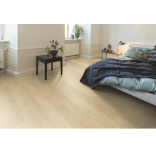 Lichte slaapkamer met houten vloer, bed en nachtkastje