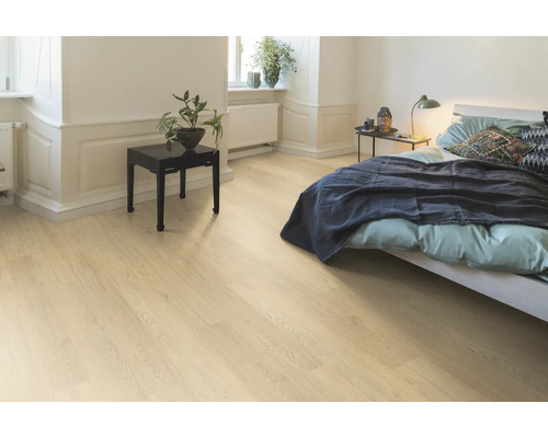 Lichte slaapkamer met houten vloer, bed en nachtkastje
