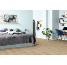 Slaapkamer met bed, bureau en lichte houten vloer