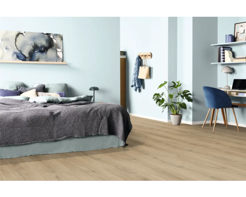 Slaapkamer met bed, bureau en lichte houten vloer