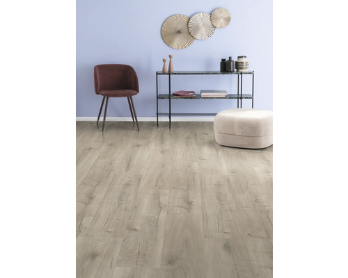 Lichte houten vloer in een woonkamer met stoel, console en decoratie