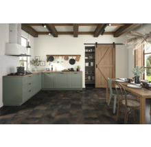 Lichte keuken met groene kasten, houten balken en schuifdeur