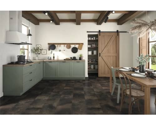 Lichte keuken met groene kasten, houten balken en schuifdeur