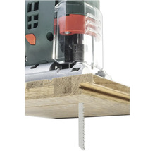 Decoupeerzaag snijdt houten plank