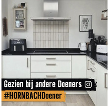 Keukenopstelling met witte kasten en apparaten op het aanrecht
