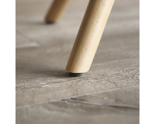 Close-up van een houten meubelpoot met vloerbeschermer.