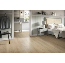 Moderne slaapkamer en badkamer met lichte vloer in eikenlook, houten wandpanelen en een frisse uitstraling.
