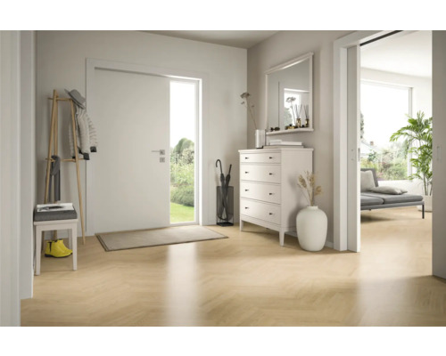 Lichte, moderne hal met een witte deur, een lichte visgraatvloer, een witte ladekast en een houten kapstok.