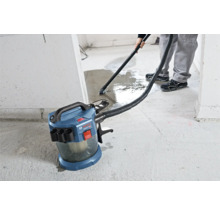 Bosch Professional accu nat- en droogzuiger bij het opzuigen van water op een betonnen vloer.