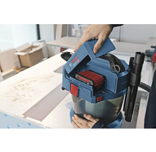 Bosch Professional accu-nat- en droogzuiger GAS 18V-10 L met geplaatste 18 Volt accu en geopend batterijcompartiment.