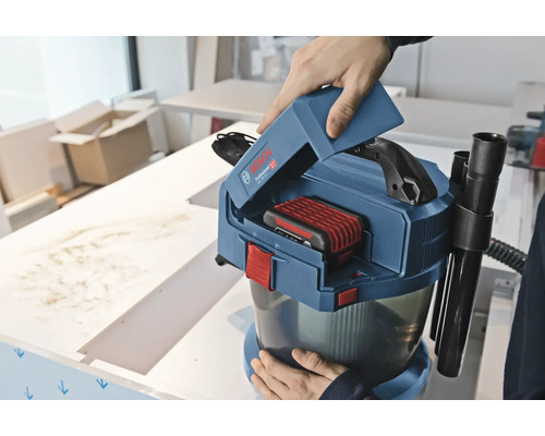 Bosch Professional accu-nat- en droogzuiger GAS 18V-10 L met geplaatste 18 Volt accu en geopend batterijcompartiment.