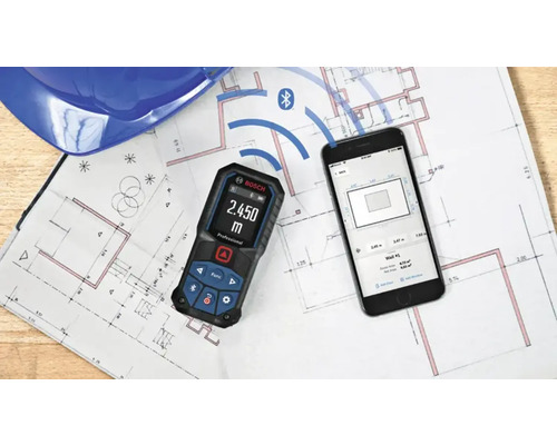 Bosch laserafstandsmeter met Bluetooth-verbinding met een smartphone-app op een bouwtekening.