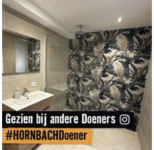 Moderne badkamer met houten wastafelmeubel, inloopdouche met glazen wand en accentmuur met tropisch bladmotief.