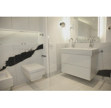 Moderne badkamer met hangend wastafelmeubel, wandcloset, bidet en grote tegels met een opvallend zwart aderpatroon.