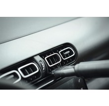 Reiniging van een autoventilatie met stofzuigermondstuk