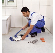 Tegelsnijder in gebruik in een badkamer.