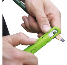 Handen slijpen een potlood met een groene puntenslijper van het merk Pica