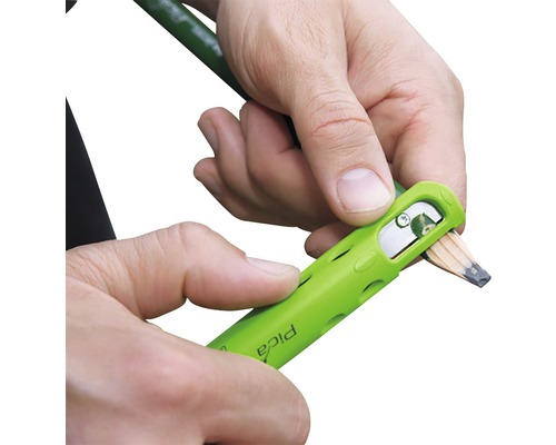 Handen slijpen een potlood met een groene puntenslijper van het merk Pica