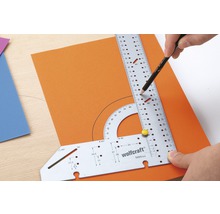 Wolfcraft multifunctionele hoek om met een potlood een halve cirkel op oranje papier te tekenen.