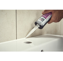 Sanitair siliconen aanbrengen op een bad met een patroon
