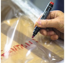 Een hand beschrijft een plastic folie met een permanente marker.