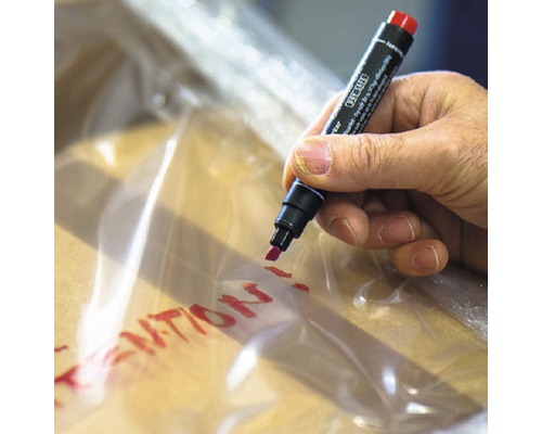 Een hand beschrijft een plastic folie met een permanente marker.