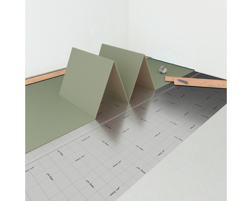 Afbeelding van isolerende onderlaag met rasterprint, mes en houten plank