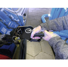 Een persoon tankt een auto met diesel bij een tankstation