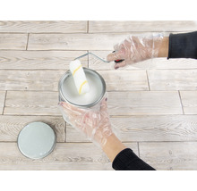 Verfemmer met verfroller en handschoenen